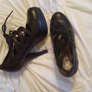 Madden Girl lace up booty heel